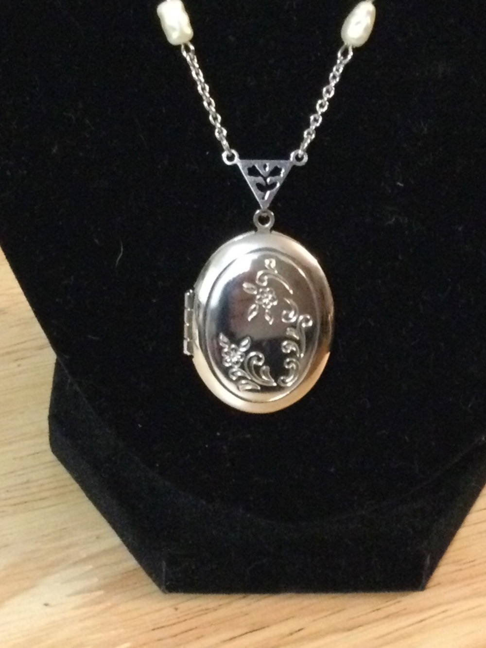 Vintage Avon (1981) Unforgettable Floral Locket Necklace
